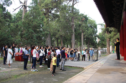 中秋击响儒意  咏诵快闪孔庙————咏诵“快闪活动”在曲阜孔庙精彩上演