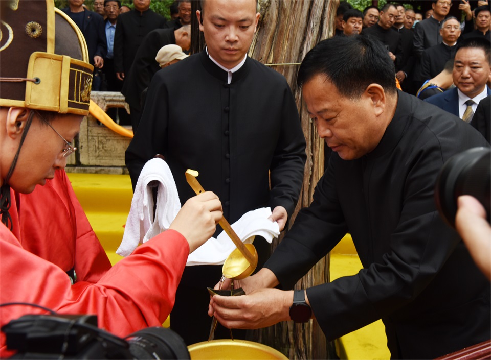 11孔令玉担任亚献礼与终献主祭官.JPG 11孔令玉担任亚献礼与终献主祭官.JPG