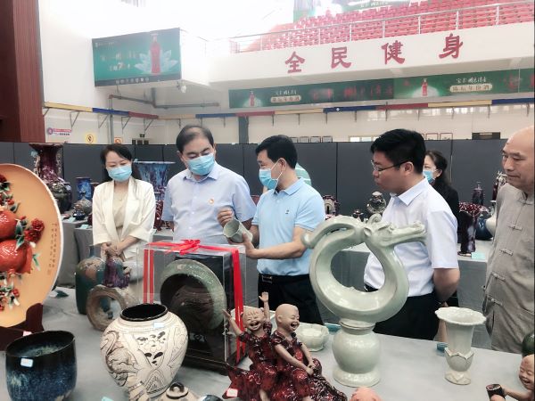 孔红生出席第七届河南省工艺美术大师评审揭晓会暨作品展