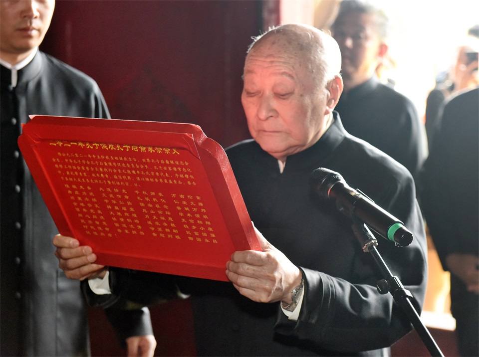 10恭读祭文.JPG 10恭读祭文.JPG