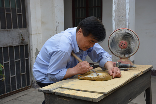 《圣城工匠》拍摄尼山石砚制作技艺  省工艺美术大师丁辉接受采访