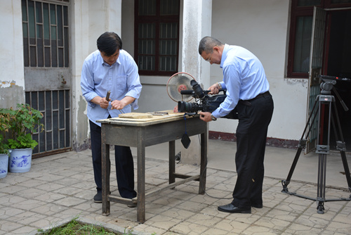 《圣城工匠》拍摄尼山石砚制作技艺  省工艺美术大师丁辉接受采访